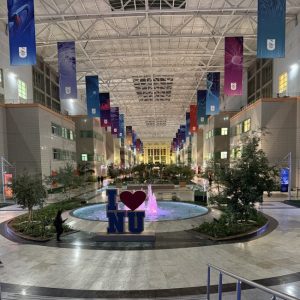 とても綺麗なキャンパスで校舎の中に川が流れていました