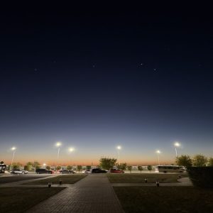 大学の裏側が草原が広がっており、空が広く感じます